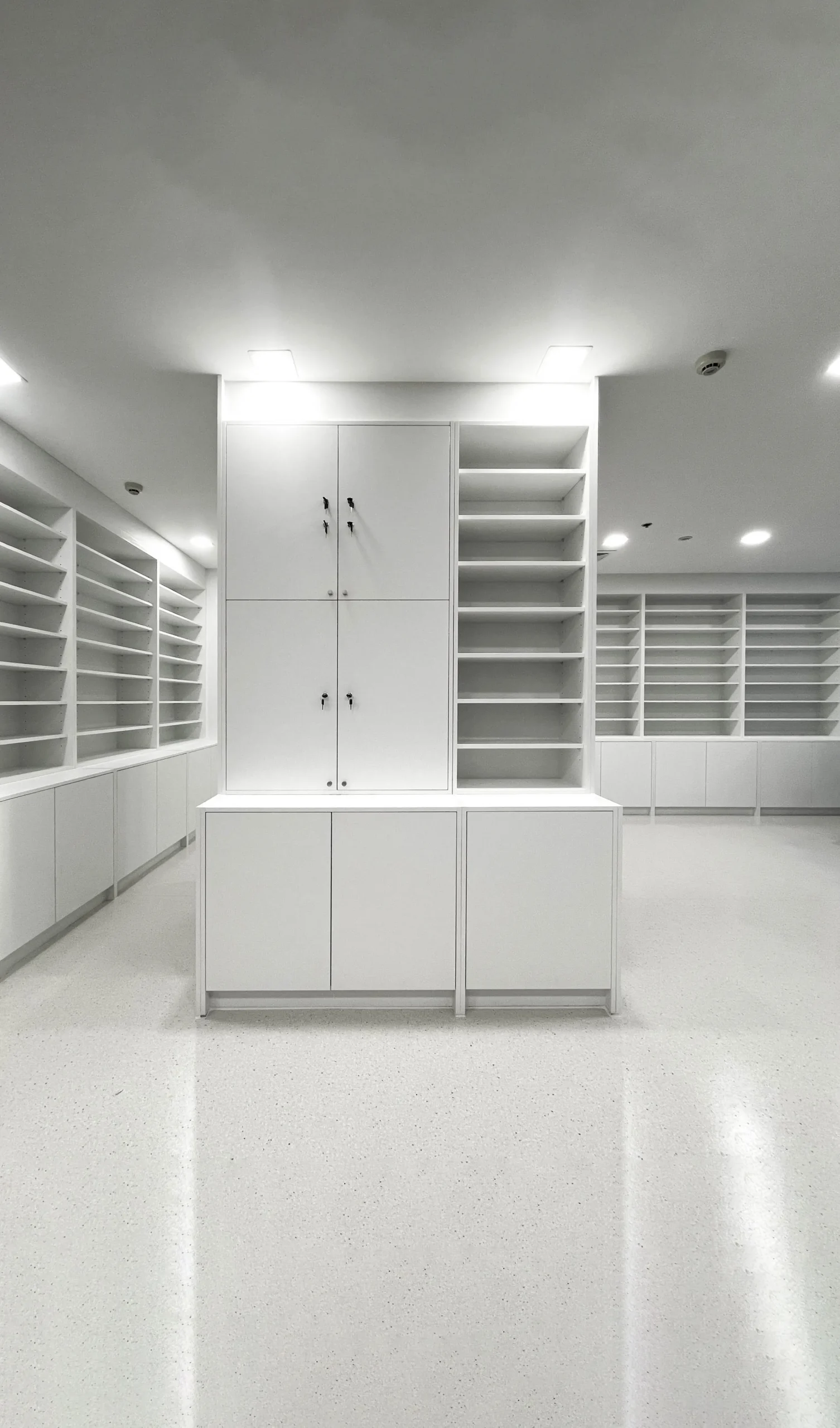 ตู้และชั้นวางบิวท์อินสีขาวสำหรับโรงพยาบาลและคลินิก ผลงาน ProCabin