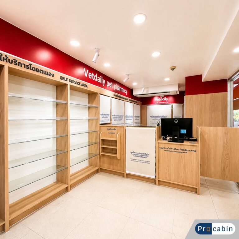 ภายในร้านขายยาสัตว์น็อคดาวน์ BTS หมอชิต งานไม้โทนอุ่น