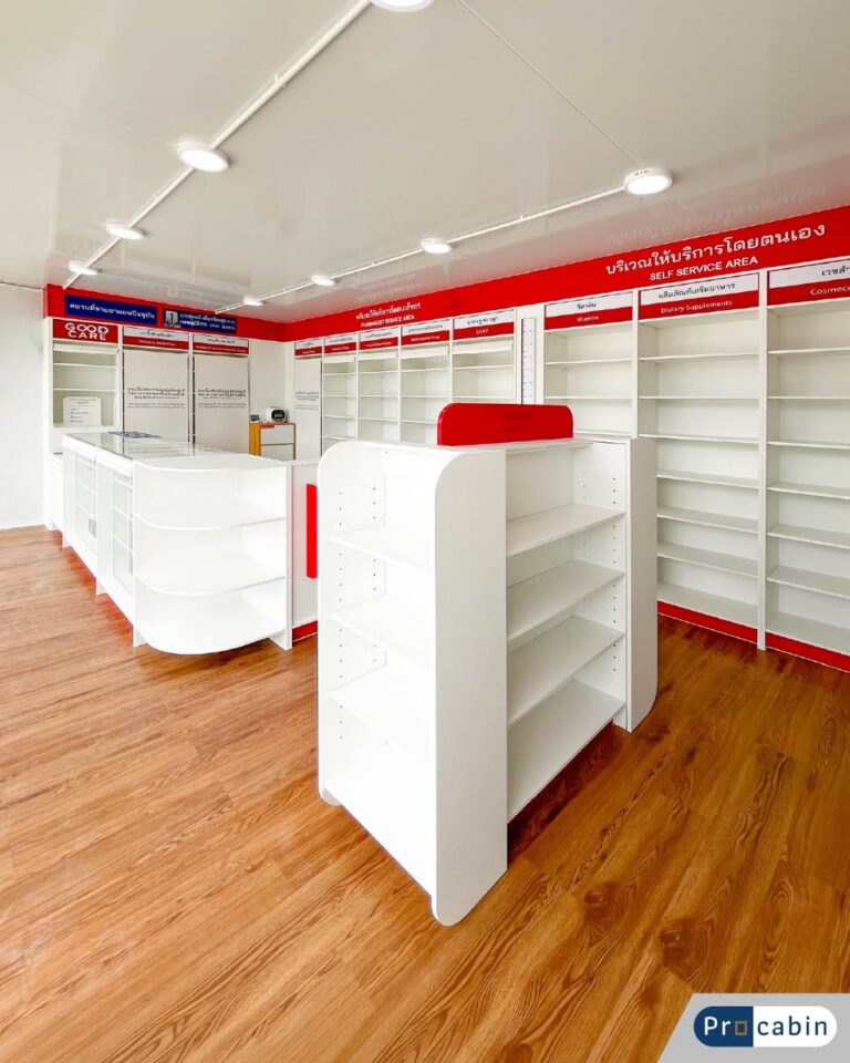ภายในร้านขายยาสำเร็จรูป PCB To-Go ร้าน GOOD CARE ชลบุรี ตู้ยาโทนขาวแดง