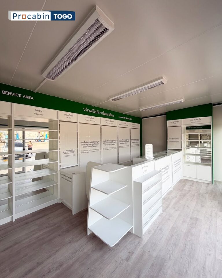 ภายในร้านขายยาน็อคดาวน์ PCB To-Go ศรีสะเกษ เคาน์เตอร์และตู้ยา